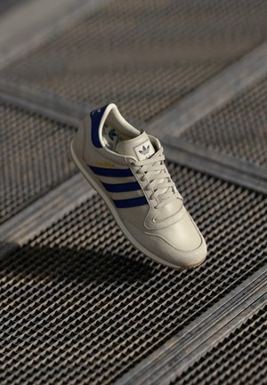 GALAXY OG UNISEX - Sporta apavi - alumina/dark blue/beige