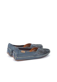 Blaue Lederschuhe mit durchbrochenen Blumenmustern, genähten Kanten, braunen Einlegesohlen und Logoschildchen. Entworfen mit einer abgerundeten Spitze und flacher Sohle.