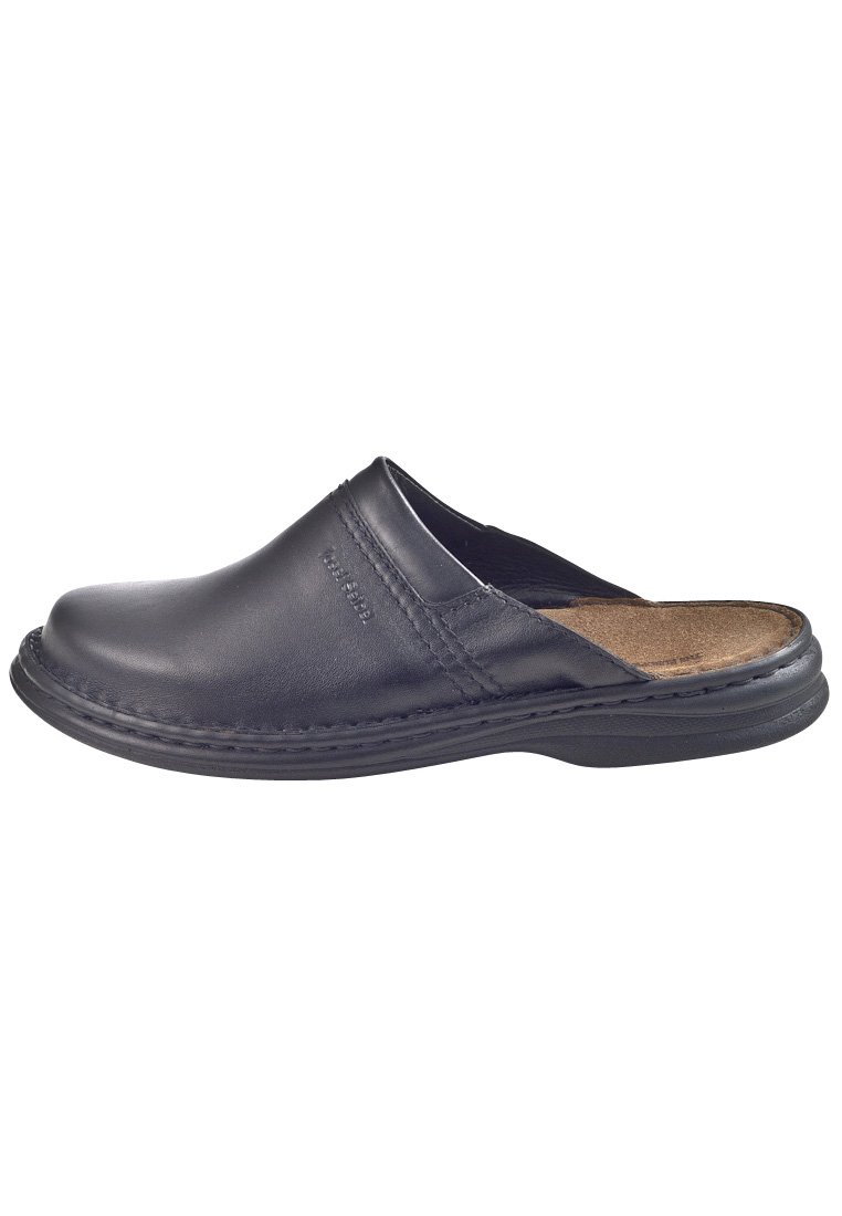 Chaussure noire en cuir à enfiler avec un bout rond, des coutures décoratives sur le dessus et une semelle intérieure texturée et rembourrée. Semelle en caoutchouc légère.