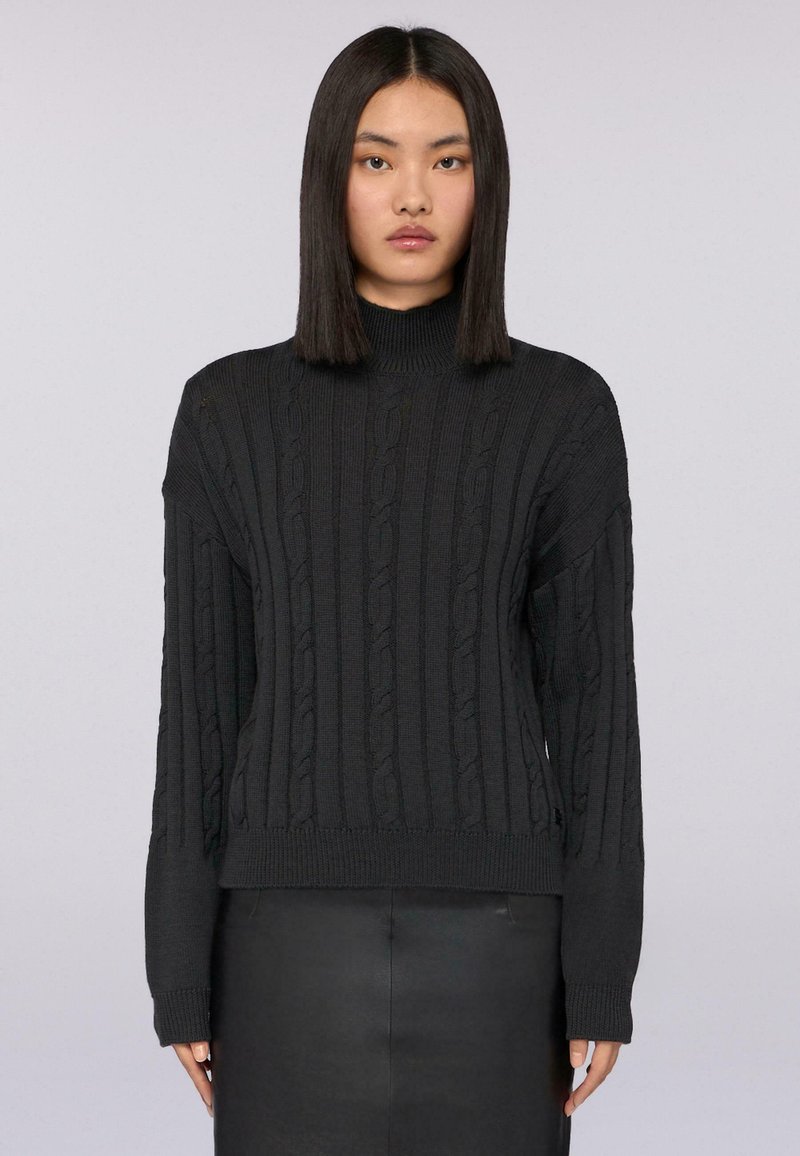 Czarny sweter z dzianiny o grubym splocie z wysokim kołnierzem, z prążkowanymi mankietami i prostym dołem. Teksturowany wzór z pionowymi splotami i luźnym krojem.