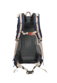 Zaino con un pannello posteriore in rete traspirante, materiali blu scuro e grigi, spallacci beige regolabili e una fibbia toracica arancione.