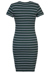 Ribkované šaty s krátkým rukávem v tmavě zelené barvě s bílými a námořnicky modrými vodorovnými pruhy, přiléhavý střih, kulatý výstřih a délka ke kolenům.