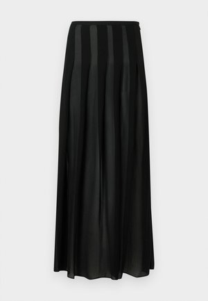 Gonna maxi plissettata nera realizzata in tessuto leggero, caratterizzata da strisce verticali in raso e una comoda vita per un facile indossamento.