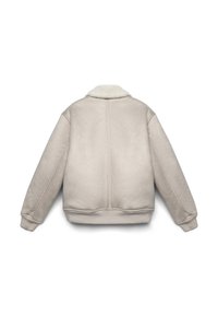 Giacca in pile beige con colletto morbido, vestibilità oversize, polsini e orlo a coste, e una texture liscia, mostrata da dietro.
