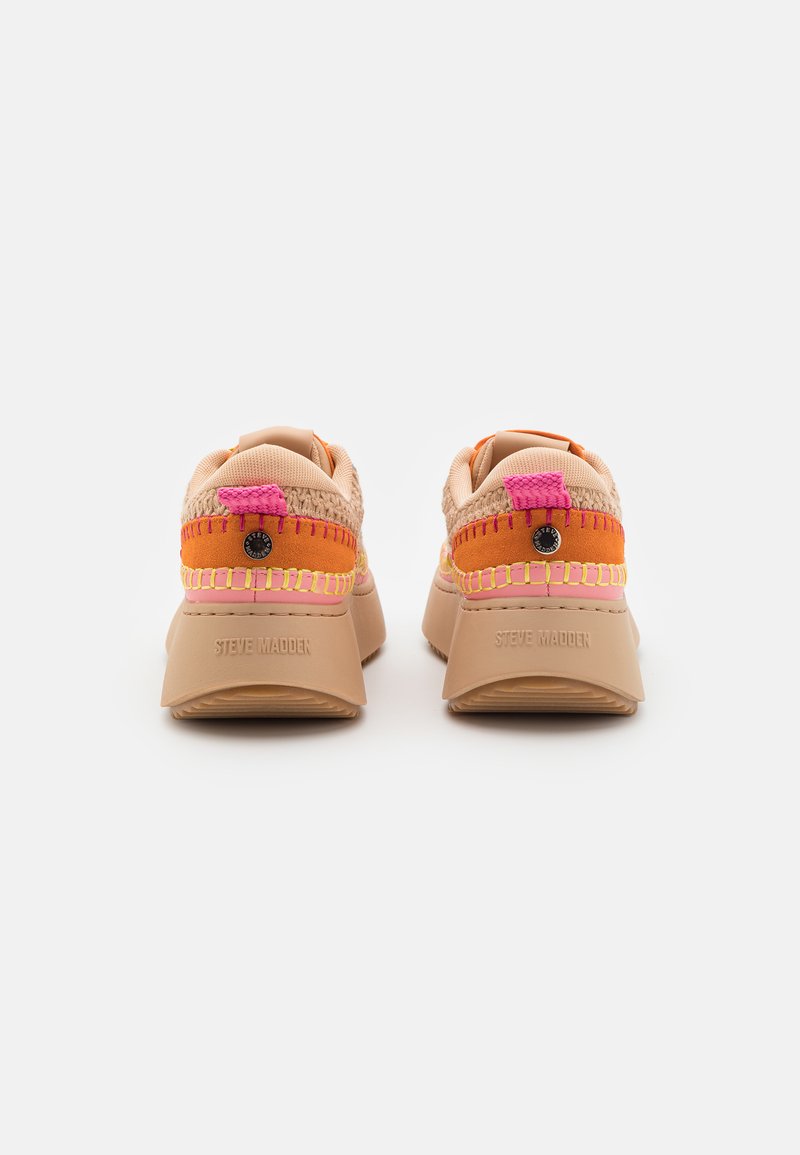 Beżowe sneakersy z teksturowaną cholewką, z różowymi i pomarańczowymi akcentami, płaską podeszwą oraz brandingiem na tylnej pięcie.