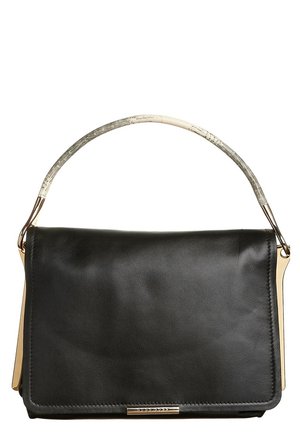 Sac à main en cuir noir avec une forme structurée, des accents métalliques dorés, et une anse incurvée et texturée dans des tons gris clair et blanc.