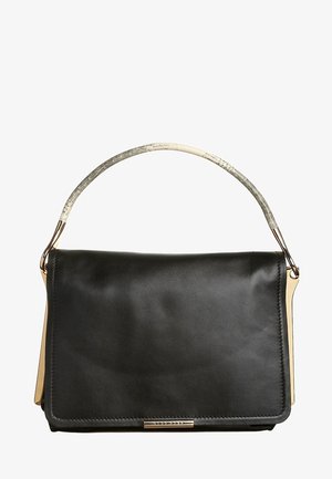 Černá kožená kabelka se strukturovaným tvarem, kovovými zlatými doplňky a zakřivenou, texturovanou rukojetí v světle šedých a bílých odstínech.