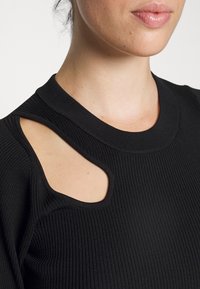 Second Female Stickad tröja - black