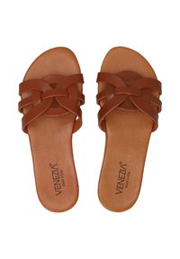 Bruine leren slippers met een ontwerp van in elkaar verweven bandjes en een gladde, matte textuur. Logo zichtbaar op de binnenzool.