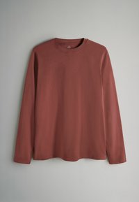 Tricou cu mânecă lungă și decolteu rotund, într-o nuanță bogată de vișiniu. Confecționat dintr-un material moale și neted, cu croială lejeră și tiv ușor curbat în partea de jos.