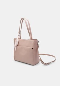 Roze faux leren tote bag met dubbele handvatten, afneembare schouderband, voorvak en een ingekleed lintaccent in een ruitpatroon.
