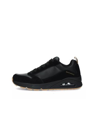 Sneaker nera realizzata in un mix di pelle e suede, con punta rotonda, chiusura con lacci e suola in gomma. Logo dorato sul lato.