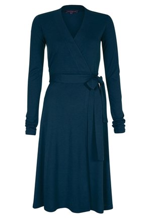 Vestido envolvente de color verde azulado, confeccionado en una tela suave, con mangas largas, un cinturón que se ata en la cintura y una falda acampanada que cae por debajo de la rodilla.