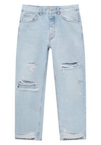 Jeans de denim azul claro con múltiples desgastes y roturas en los muslos frontales, las rodillas y las pantorrillas, que presentan un diseño clásico de cinco bolsillos.