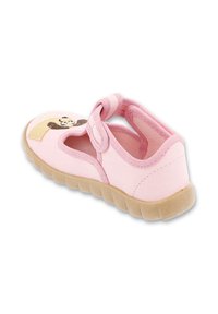 Różowy materiałowy but o okrągłym nosku, miękkiej podeszwie i bocznym pasku. Posiada haftowany wzór zwierzęcia i gładki materiał teksturowany.