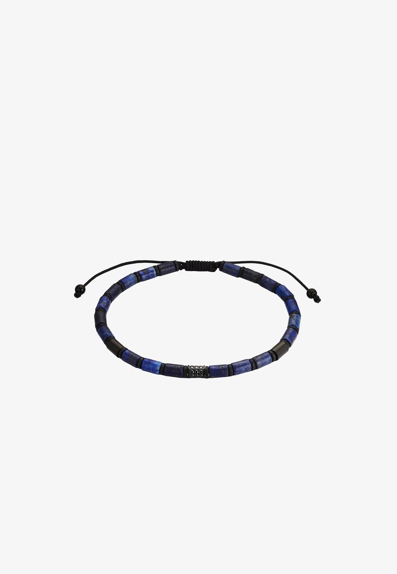 Verstelbare armband met afwisselend cilindervormige blauwe en zwarte kralen, voorzien van een zwarte koord- en kraalsluiting.