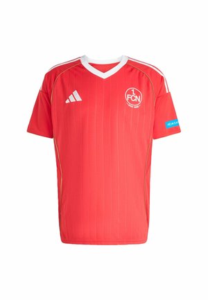 Červený fotbalový dres s vertikálními pruhy, bílý V-krk, logo Adidas v bílé barvě a týmový znak na hrudi. Texturovaná tkanina, krátké rukávy.