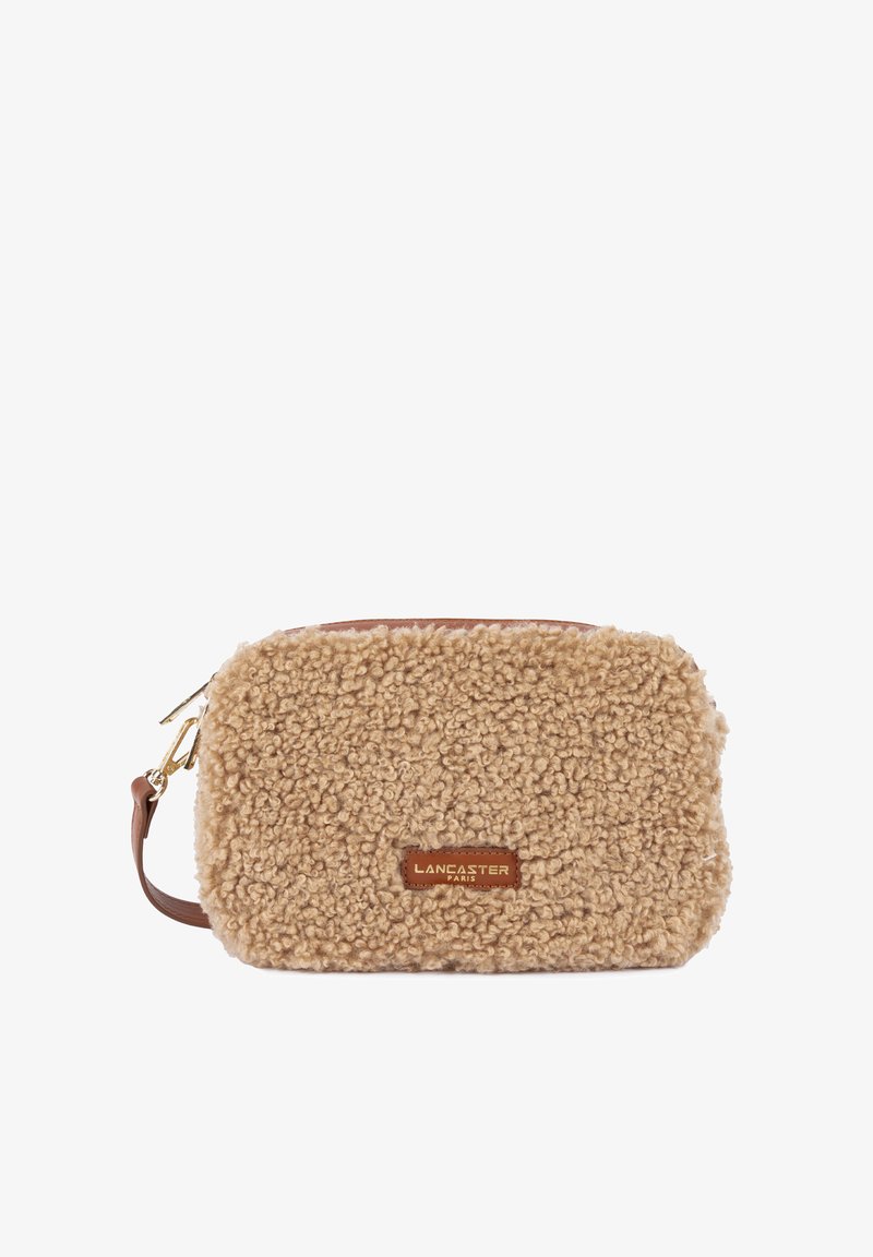 Borsetta in shearling marrone con superficie fuzzy beige, dotata di un accento in pelle e chiusura con zip dorata. Logo "LANCASTER" visibile.