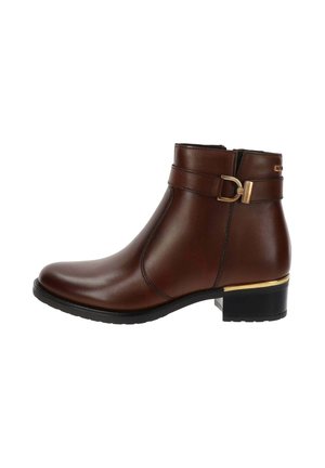Bottine en cuir marron avec un bout rond, un petit talon bloc et un détail en boucle dorée sur une sangle autour de la cheville. Fini lisse.