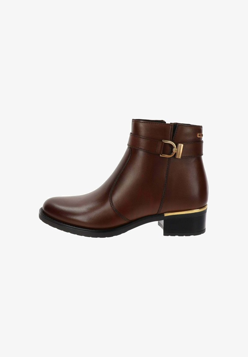 Bruine leren enkelboot met een ronde neus, korte blokhak en gouden gespdetails op een band rond de enkel. Glad op oppervlak.