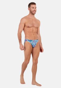 Bunte Schwimmslips aus elastischem Stoff, mit einem blau-rosa Paisleymuster, im niedrigen Schnitt und minimaler Bedeckung.