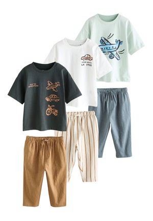 Drei Kinder-T-Shirts mit kurzen Ärmeln mit Fahrzeugmustern und drei Paar Hosen mit elastischem Bund in Braun, gestreift Weiß und Blau.