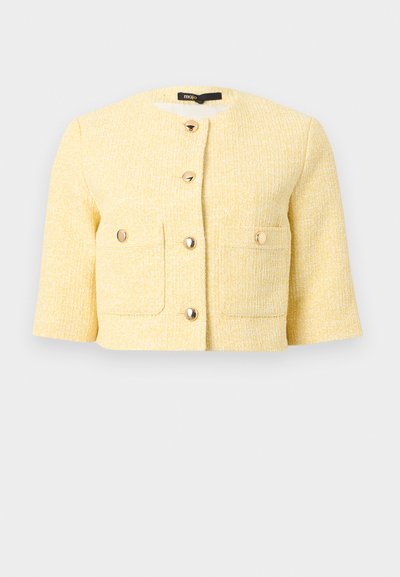 Veste courte jaune texturée à encolure ronde, manches trois-quarts, deux poches frontales et fermetures par boutons dorés.
