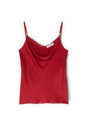 Rotes Satin-Camisole-Top mit verstellbaren dünnen Trägern und einem drapierten Ausschnitt, mit einem kleinen weißen Markenetikett innen.