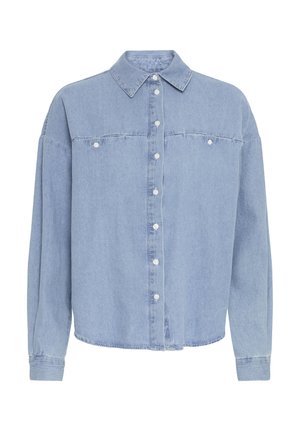 Camisa de mezclilla de color azul claro con un frente abotonado, mangas largas, un cuello puntiagudo y dos bolsillos en el pecho. La tela parece suave con una ligera textura.