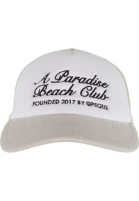 Balts beisbola cepure ar pelēku vizu, uz kuras ir izšūts melns teksts: "A Paradise Beach Club" un "Uzcelta 2017. gadā @pequs."