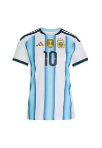 Argentina fotbalový dres s modro-bílými vertikálními pruhy, číslem 10, zlatou odznakem Mistrů světa FIFA 2022 a emblémem AFA se třemi hvězdami.