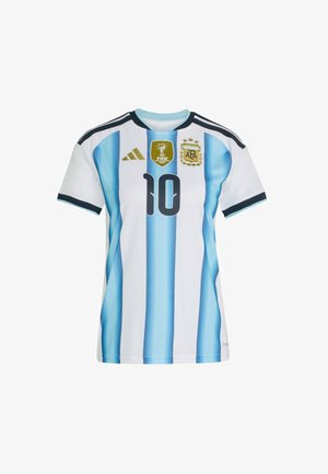 Argentinsk fodboldtrøje med blå og hvide lodrette striber, nummer 10, FIFA World Champions 2022 guldmærke og AFA-emblem med tre stjerner.