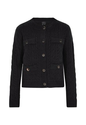 Schwarze Strickjacke mit Kabelmuster, Rundhalsausschnitt, vorderer Knopfverschluss und zwei Brusttaschen. Akzente in Silberfarbe.