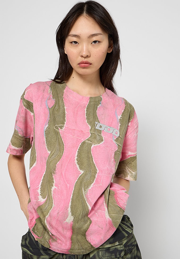T-shirt a maniche corte in rosa e verde oliva con motivi ondulati e un piccolo dettaglio con logo. Realizzato in un tessuto testurizzato. Vestibilità casual.