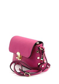 Fuchsia leren handtas met een klep sluiting, gouden hardware en gestanste accenten. Bevat een afneembare strap en een decoratieve bedel.