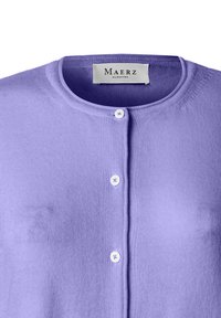 Cárdigan de punto en tono púrpura claro con cuello redondo, tres pequeños botones blancos y una etiqueta visible de "Maerz Muenchen" en el interior del cuello.