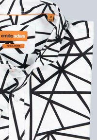 Weißes Hemd mit einem geometrischen schwarzen Muster, es hat einen Knopfverschluss und eine reguläre Passform. Die Details umfassen ein orangefarbenes Markenschild.