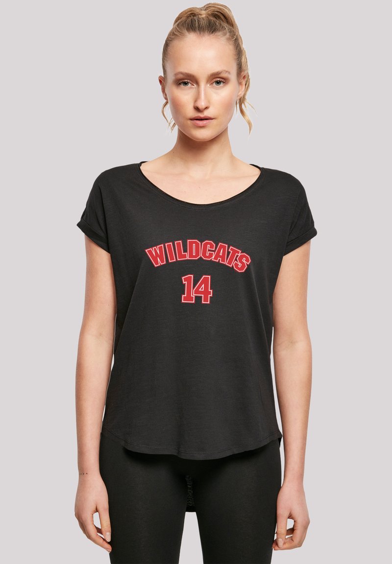 Svart t-skjorte med korte oppbrettede ermer, med en rød "WILDCATS"-grafikk og tallet "14" trykt på forsiden. Glatt tekstur og avslappet passform.