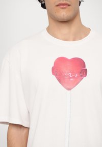 Fiorucci LOLLIPOP HEART BOXY FIT UNISEX - T-shirts med print - white