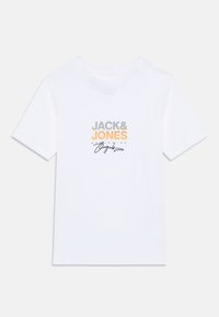 Weißes T-Shirt mit kurzen Ärmeln mit „JACK & JONES“ in Grau und Orange, darunter „WORLDWIDE“ und einer stilisierten Unterschrift in Schwarz auf der Vorderseite.