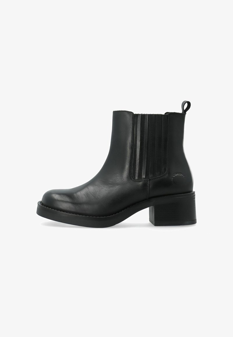 Bottine en cuir noir avec panneaux latéraux élastiques, languette au talon et talon bloc sur fond blanc.