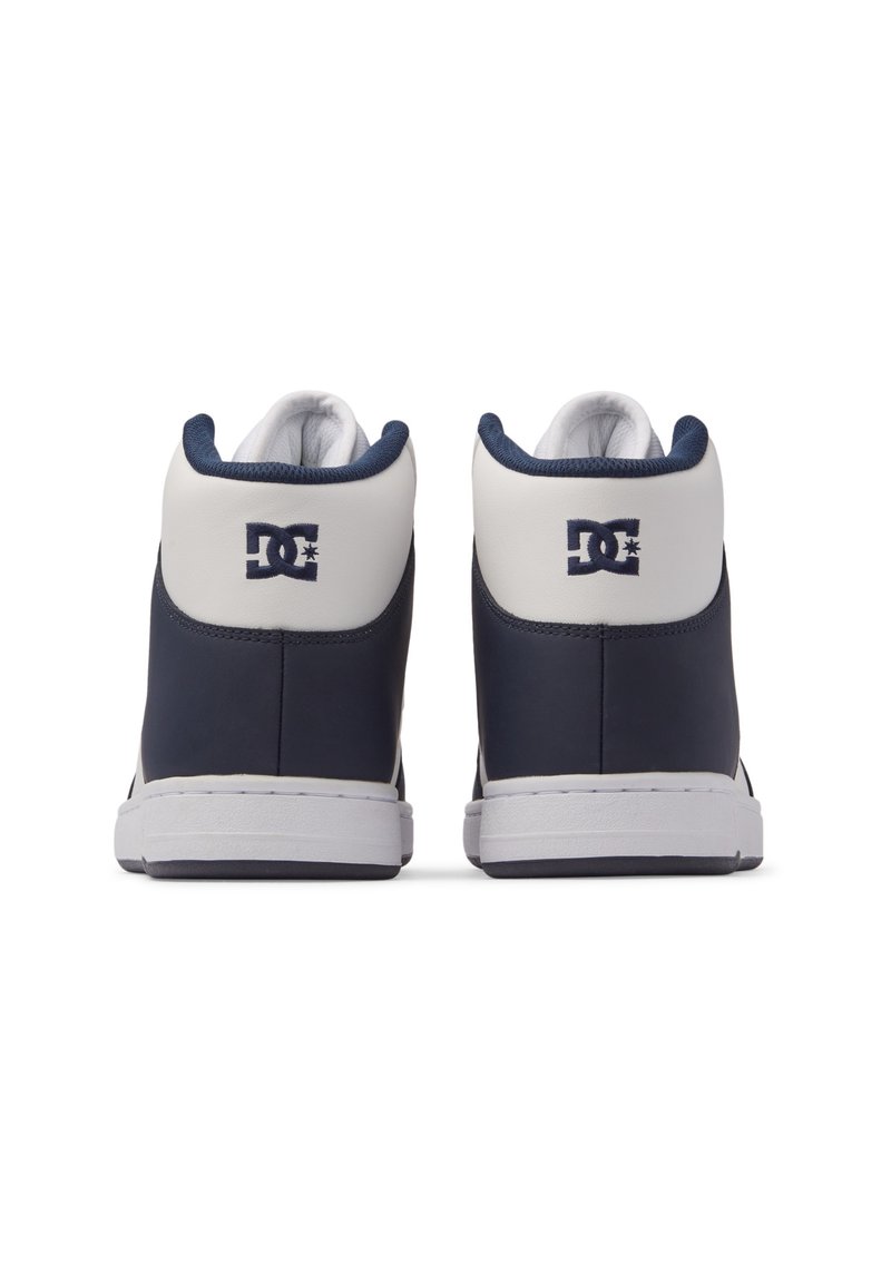 Granatowe i białe trampki wysoko za kostkę, skórzane z detalami w szwach, z logo z tyłu, biała gumowa podeszwa, wyściółka wokół kostki.