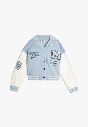 Chaqueta varsity de azul claro con mangas blancas, puños de canalé, bordado de la "M" y el texto "Buen momento todos los días", y cierres de botón negros.