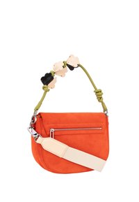 Borsa a tracolla in camoscio arancione con tasca con cerniera, tracolla verde decorativa con inserti neri e crema. Texture liscia e forma arrotondata.