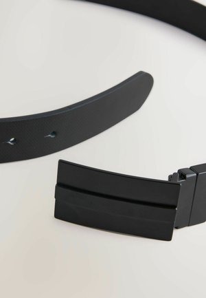 Černý opasek vyrobený z hladkého syntetického materiálu s obdélníkovou plochou sponou. Má texturovaný pásek s otvory pro nastavení.