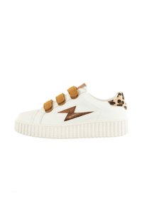 Baskets blanches en cuir avec trois bandes Velcro jaunes, motif éclair en bronze, accent en imprimé léopard sur le talon, et semelle extérieure texturée blanche.