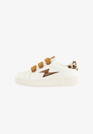 Baskets blanches en cuir avec trois bandes Velcro jaunes, motif éclair en bronze, accent en imprimé léopard sur le talon, et semelle extérieure texturée blanche.