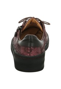 Bordeauxfarbene Leder Schuhe mit strukturierter Oberfläche, schwarzer Sohle, Schnürdesign und dekorativer Naht entlang der Kante. Rückansicht angezeigt.