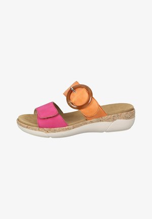 Twee-kleurige slippers met een roze synthetisch bovenmateriaal en een oranje band met een ronde accent. Witte structuurzool met een gemusterde rand.