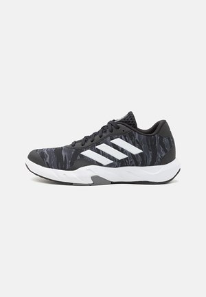 Pantofii sport negri cu un superior texturat, având un model abstract în tonuri de gri și alb, trei dungi albe și o talpă intermediară albă.